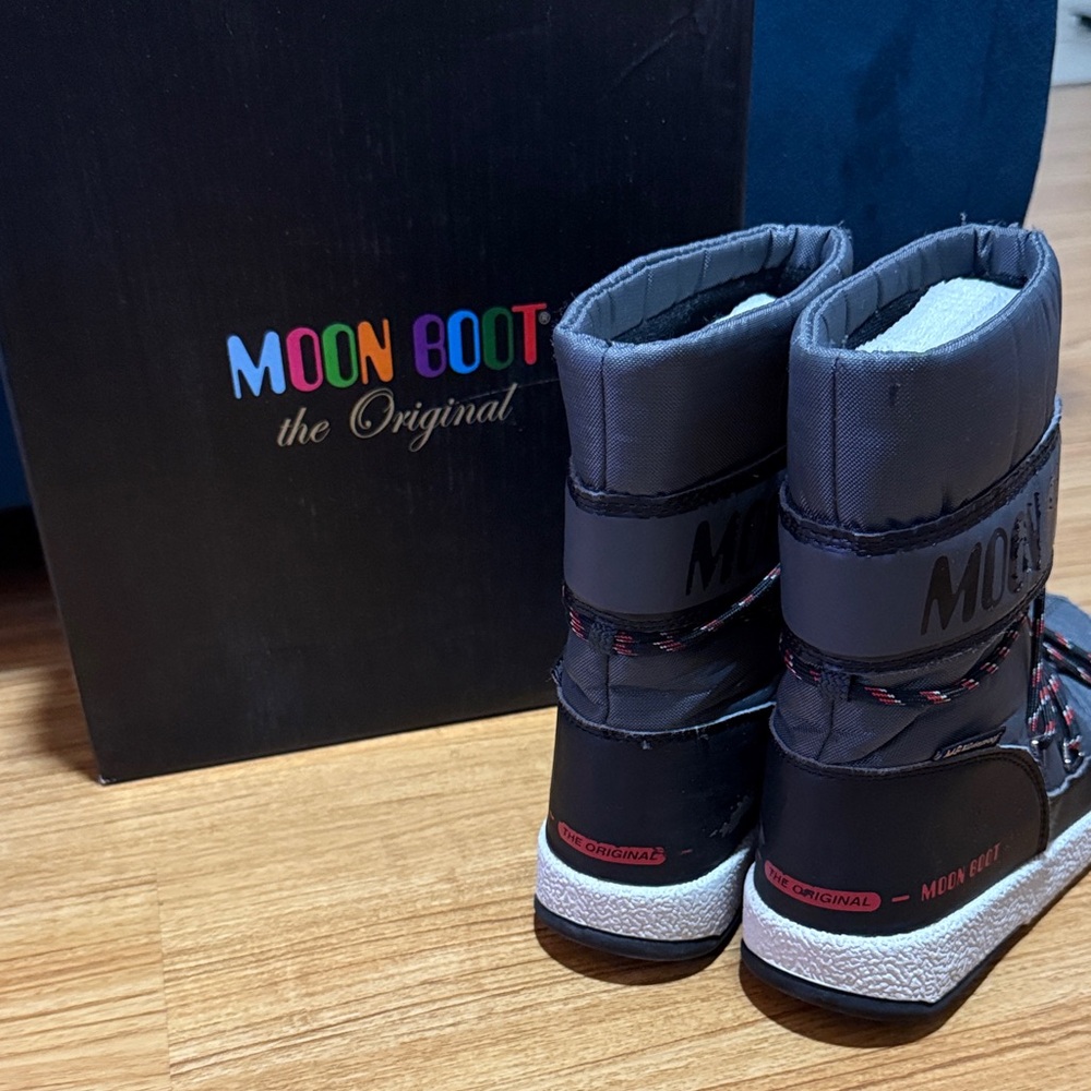 Moon Boot Charcoal (castle rock) and Black Snow Boots - Picture 4 of 4